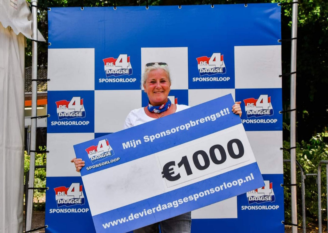 Miranda met cheque in hara handen