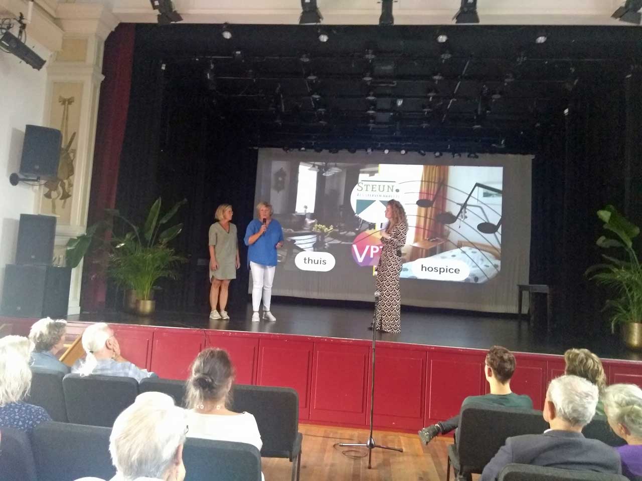 Elles en Renate op het podium
